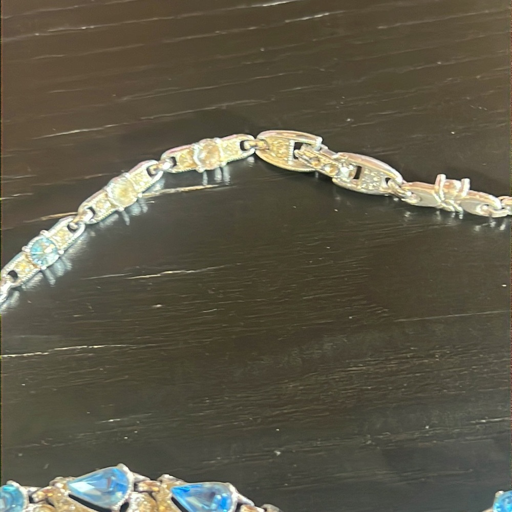 Beautiful necklace - Picture 2 of 4